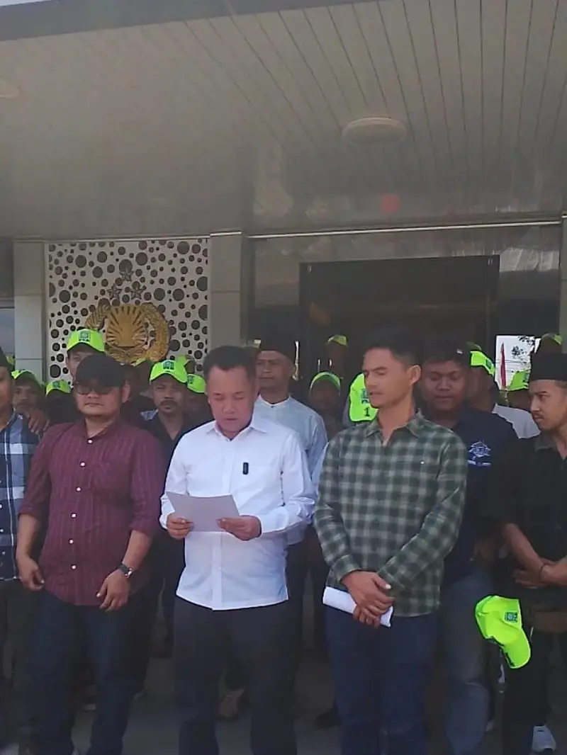 Puluhan simpatisan bersama tiga Kader sekaligus pengurus Partai Kebangkitan Bangsa (PKB) DPC Garut, Jawa Barat, melaporkan bekas Sekretaris Jenderal DPP PKB Lukman Edy ke kepolisian resort Garut. (Liputan6.com/Jayadi Supriadin)