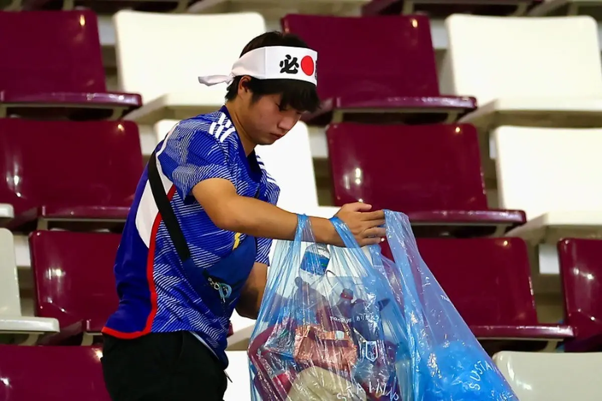 Bikin Salut, Pemain dan Suporter Jepang Kompak Bersih-bersih Kawasan Stadion Piala Dunia usai Kemenangan