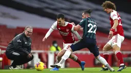 Pemain Arsenal Dani Ceballos (tengah kiri) berebut bola dengan pemain Leeds United Jack Harrison pada pertandingan Liga Inggris di Emirates Stadium, London, Inggris, Minggu (14/2/2021). Arsenal menyikat Leeds United 4-2 dengan hattrick dari Pierre-Emerick Aubameyang. (Catherine Ivill/Pool via AP)