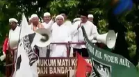 Massa FPI melakukan aksi demo di Mabes Polri Jakarta. Sementara itu, Restauran Pinguin Jakarta Barat mengundang Pro dan Kontra. 
