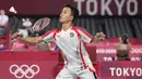 Pebulu tangkis nomor tunggal putra Indonesia, Sinisuka Ginting menjamu pebulu tangkis dari perwakilan Rusia (ROC), Sergey Sirant pada pertandingan keduanya di fase grup. Pertandingan tersebut merupakan debut pertemuan mereka. (Foto: AP/Dita Alangkara)