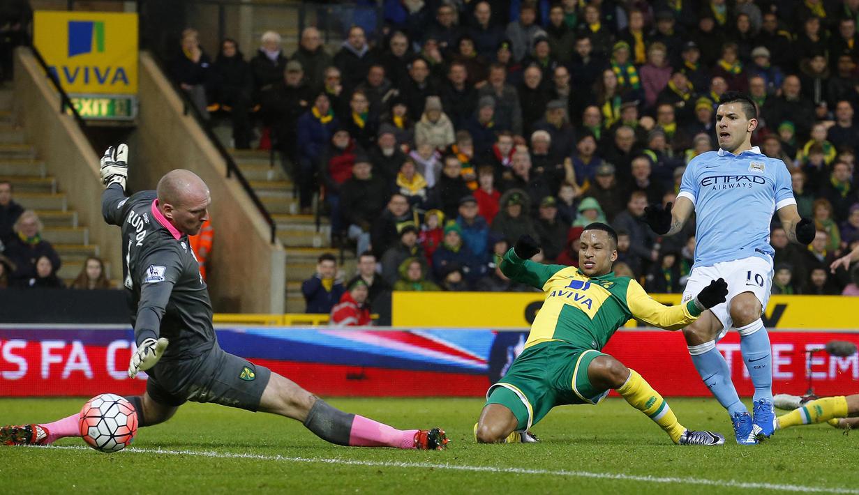 Manchester City, Sergio Aguero (kanan) mencetak gol saat timnya melawan tuan rumah Norwich City pada Babak ketiga Piala FA di Stadion Carrow Road, Norwich, Sabtu (9/1/2016).  (AFP Photo/Lindsey Parnaby)