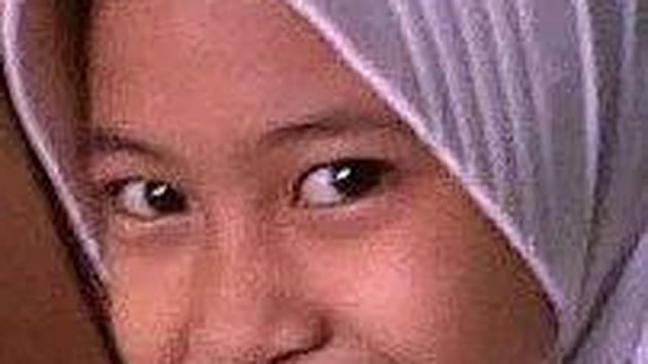 Anak sulung Ummi Pipik di SD, punya senyum manis yang menarik perhatian.