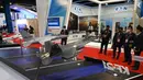 Pengunjung melihat model skala (kiri-kanan) pesawat latih KT-1, pesawat tempur ringan FA-50, dan pesawat tempur KF-21 produksi Korea Aerospace Industries pada Singapore Airshow 2022 di Singapura, Selasa (15/2/2022). Singapore Airshow 2022 dimulai pada hari ini hingga 18 Februari. (ROSLAN RAHMAN/AFP)
