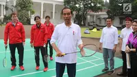 Presiden Joko Widodo (Jokowi) bersiap bermain bulu tangkis‎ ketika perayaan Hari Sumpah Pemuda di Istana Bogor, Sabtu (28/10). Dalam peringatan itu, Jokowi mengumpulkan pemuda dari seluruh Indonesia di Istana Bogor. (Liputan6.co/Angga Yuniar)