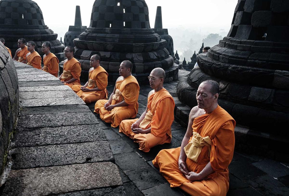 FOTO: Khidmat Puja Bakti Doa Biksu di Candi Borobudur