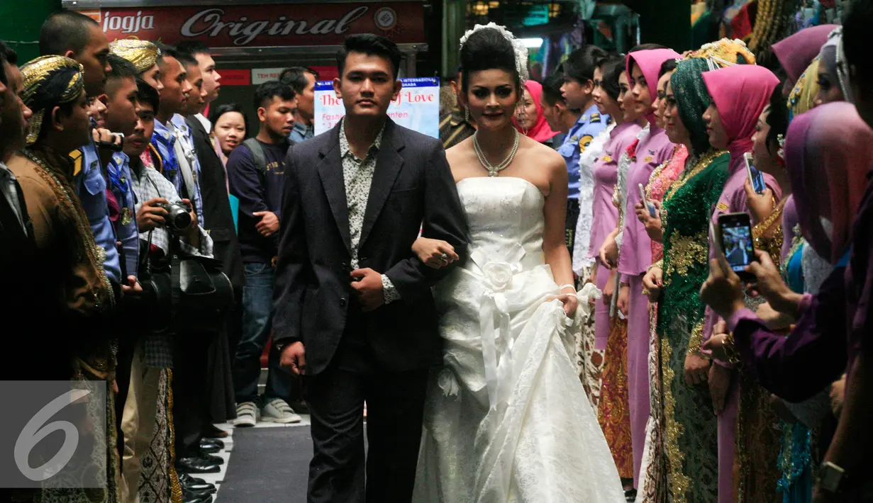 Sejumlah calon pasangan mempelai mengikuti peragaan busana pengantin di Pasar Beringharjo Yogyakarta, (3/2). Busana akan di pakai saat nikah massal yang akan di gelar 4 April 2016. (Liputan6.com/Boy Harjanto)
