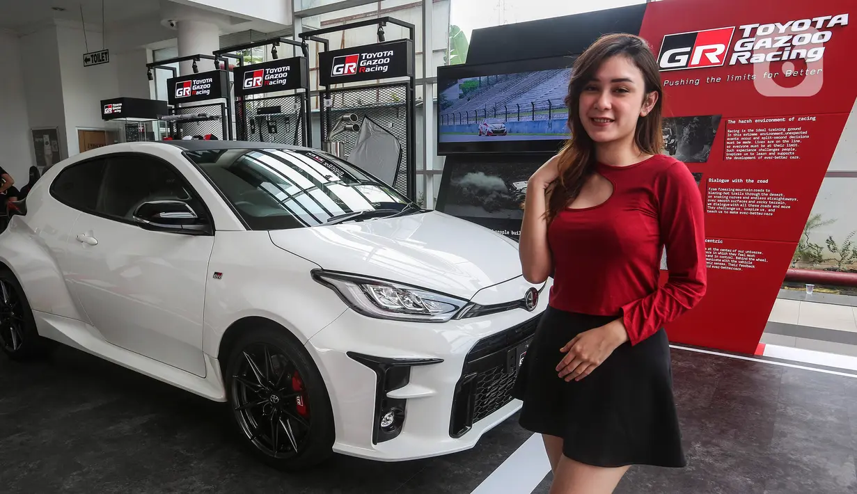 SPG berada di depan mobil Yaris dengan sentuhan GAZOO Racing (GR) saat acara GR Zone Pertama di Cabang Auto2000 Tebet Saharjo, Jakarta, Rabu (7/12/2022). Auto2000 menghadirkan GR Zone untuk memberikan akses yang lebih dekat dan lebih mudah kepada masyarakat terhadap seluruh informasi dan excitement Toyota Gazoo Racing di Cabang Auto2000 Tebet Saharjo Jakarta. (Liputan6.com/Johan Tallo)
