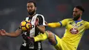 Striker Juventus, Gonzalo Higuain, berebut bola dengan bek Pescara, Francesco Zampano. Pada laga ini Juve menguasai jalannya laga dengan penguasaan bola 62 persen. (AFP/Marco Bertorello)