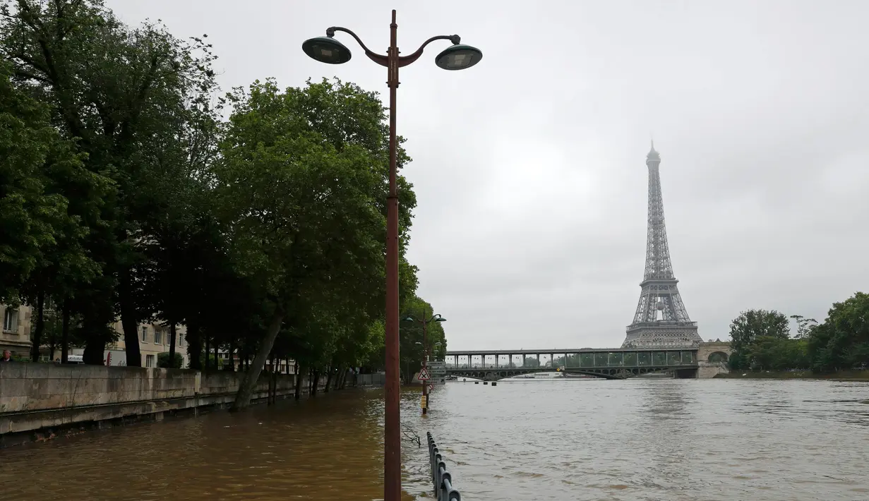 Pemandangan banjir di Sungai Seine di dekat menara Eiffel di Paris, Prancis, setelah hampir setiap hari  hujan lebat menguyur negeri ini, (3/6). Banjir yang merendam sebagian wilayah Prancis Sejauh ini sudah dua orang tewas. (REUTERS/Philippe Wojazer)