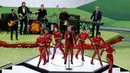 Penampilan penyanyi Inggris, Robbie Williams pada upacara pembukaan Piala Dunia 2018 di Stadion Luzhniki, Moskow, Kamis (14/6). Robbie dikelilingi para penari dengan atasan berkilauan merah terang yang menambah meriah penampilan. (AP/Darko Bandic)