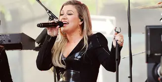 Kelly Clarkson berhasil menurunkan berat badannya sebanya 18 kg. Ia pun memamerkan tubuhnya dengan dress kulit seksi. (ERIK PENDZICH/REX/SHUTTERSTOCK/HollywoodLife)