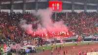 The Jakmania menyalakan suar atau flare dan melakukan pelemparan setelah Persija Jakarta diimbangi Persib Bandung 2-2 di Stadion Patriot Candrabhaga, Bekasi pada laga pekan ke-23 BRI Liga 1, Minggu (16/2/2025) sore WIB. (Bola.com/Muhammad Adi Yaksa)
