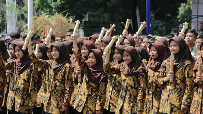 Sekitar 206 siswa dari kecamatan Selaawi saat pemecahan rekor RHR sebagai pemain Celentung terbanyak di dunia (Liputan6.com/Jayadi Supriadin)