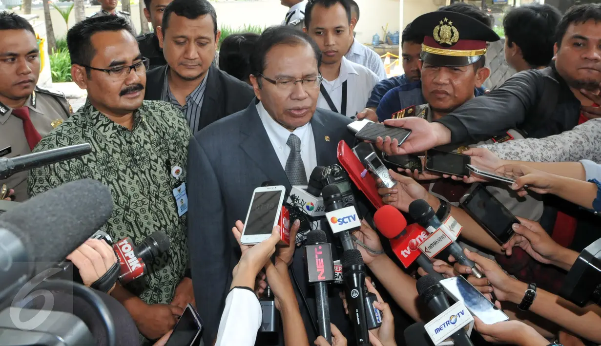 Menko Bidang Maritim dan Sumber Daya Rizal Ramli menjawab pertanyaan wartawan di kantor KPK, Jakarta, Senin (12/10). Kedatangannya ini dilakukan untuk menyerahkan laporan harta kekayaan ke KPK. (Liputan6.com/Helmi Afandi)