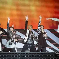 EXO live dengan iringan full band