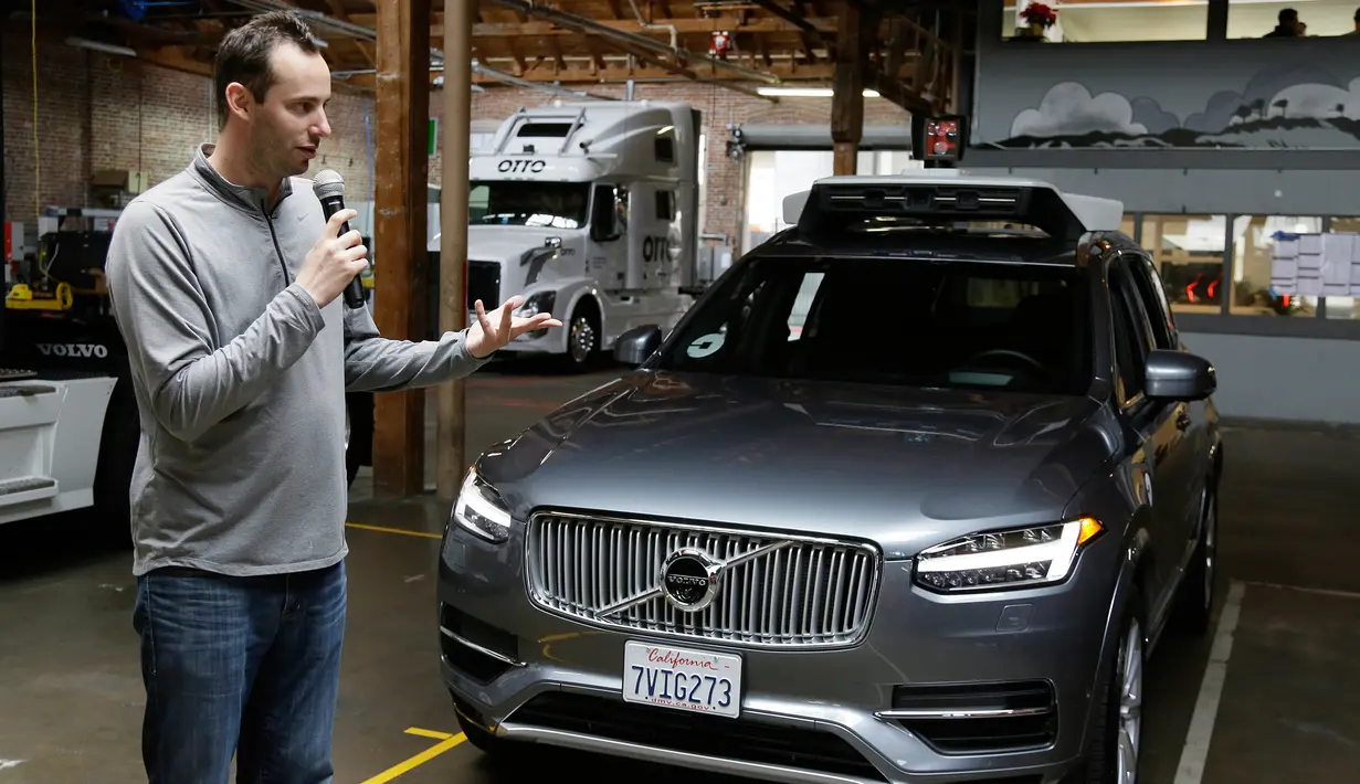 Kepala program self-driving Uber, Anthony Levandowski sedang mempresentasikan keunggulan dari mobil uber otonom atau tanpa sopir di San Francisco (13/3). (AP Photo/Eric Risberg)