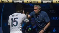 1. Jose Mourinho - Pelatih asal Portugal ini melihat bakat Michael Essien di Lyon dan memboyongnya ke Chelsea. Kecocokan keduanya berlanjut ketika The Special One turut memboyong gelandang asal Ghana ini ke Real madrid. (AFP/Dani Pozo) 