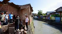 Bupati Banyuwangi Ipuk Fiestiandani, meninjau perbaikan tanggul Suangi Kalilo yang rusak akibat banjir (Istimewa)