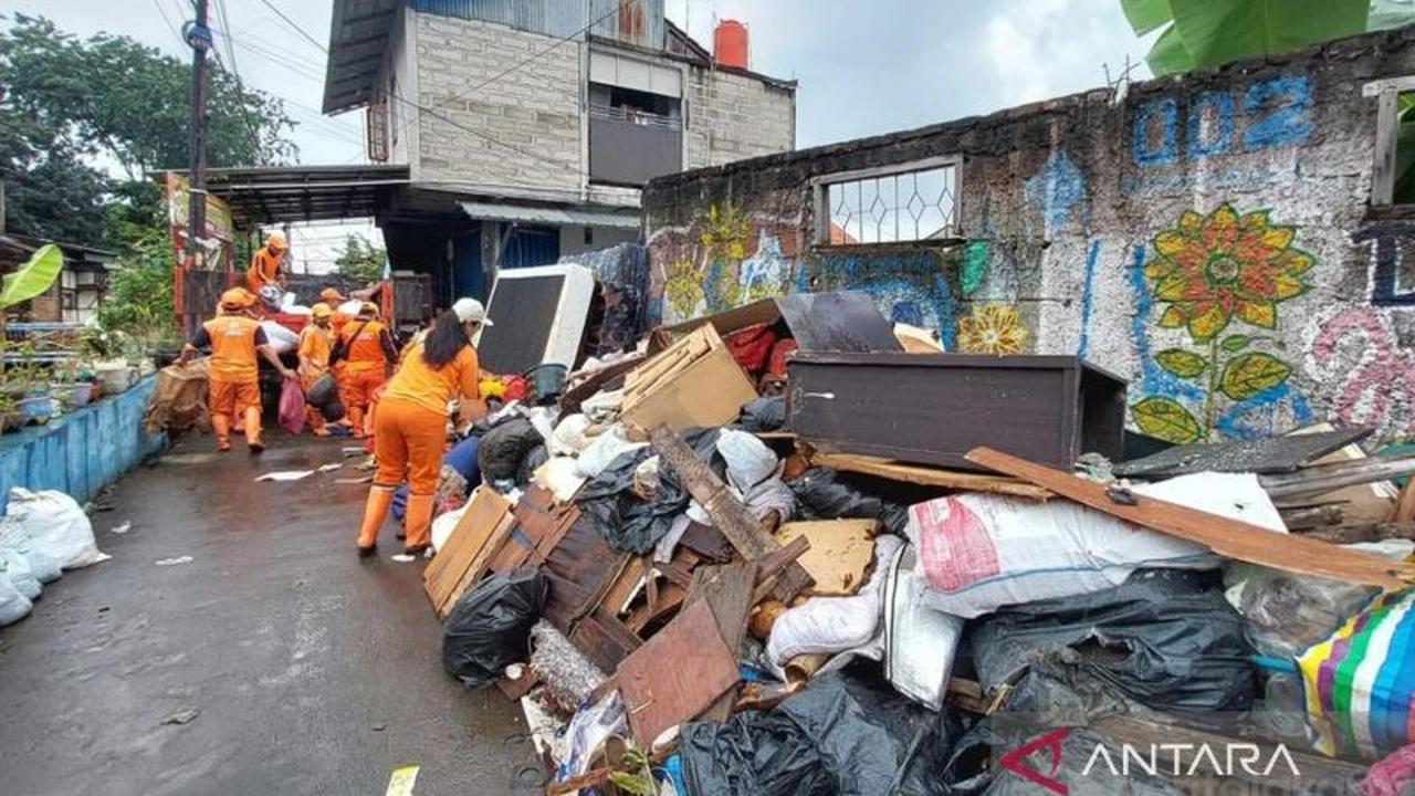 Pemkot Jaktim Gerak Cepat: 25 Ton Pengangkutan Sampah Banjir Kramat Jati Berhasil Tuntas