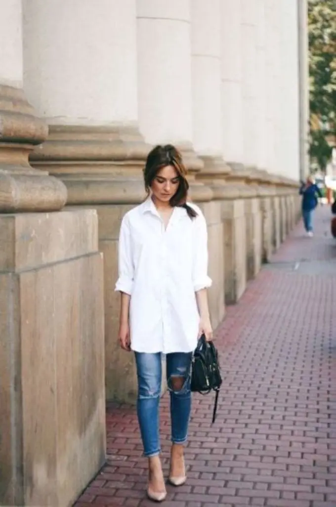 Padu padan shirt dress putih tampilan makin menarik. (Image: Glam Radar Pinterest)