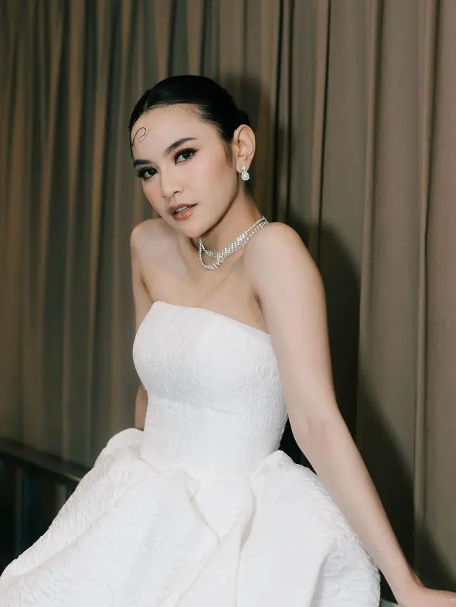 6 Potret Tampilan Mahalini Bergaun Putih bak White Swan saat Tampil di Acara Pernikahan