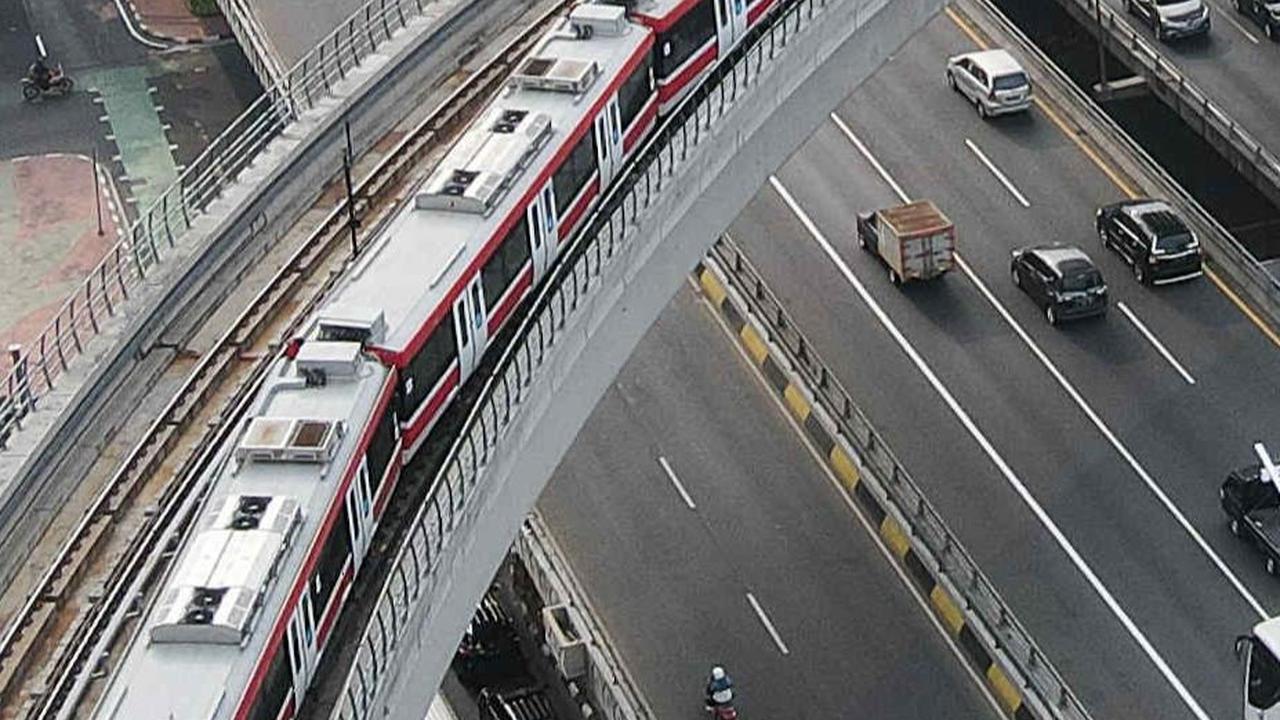 Kesalahan desain tersebut menyebabkan rangkaian kereta LRT yang melintas harus berjalan melambat.