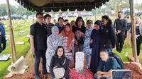 Personel God Bless Antar Jenazah Donny Fattah ke Peristirahatan Terakhir di TPU Kampung Kandang