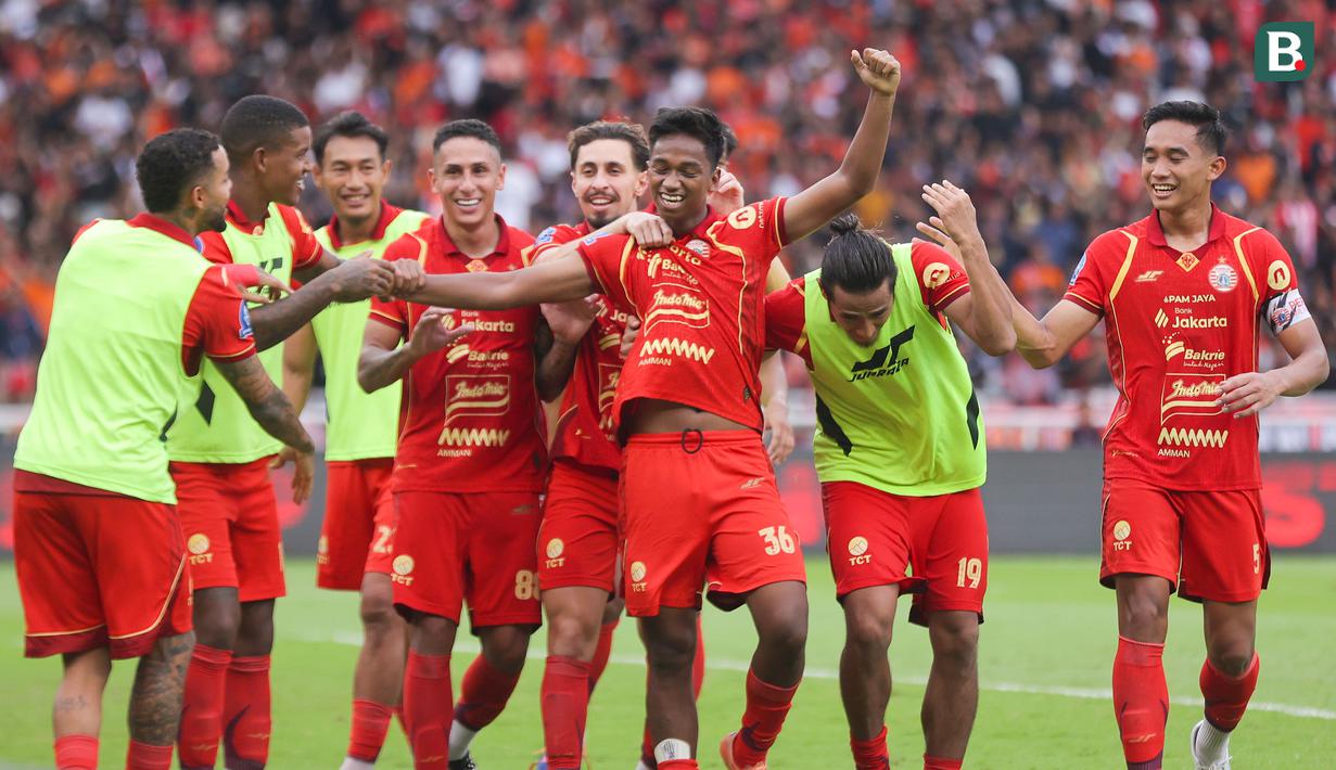Pemain Persija Jakarta merayakan gol yang dicetak oleh Aditya Warman (tengah) ke gawang Persijap dalam laga lanjutan BRI Super League 2025/2026 di Stadion Utama Gelora Bung Karno (SUGBK), Senayan, Jakarta, Sabtu (03/01/2025). (Bola.com/Abdul Aziz)