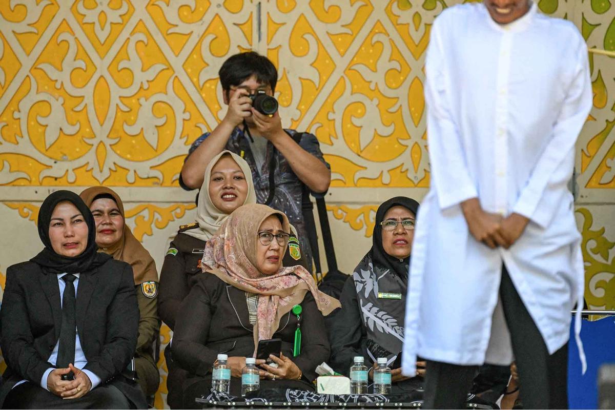 FOTO: 10 Terpidana Dicambuk di Banda Aceh, Termasuk Pasangan Sesama Jenis