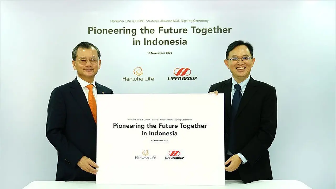 CEO Hanwha Life Insurance Co., Ltd, Yeo Seung Joo (kiri) bersama CEO PT Multipolar Tbk, Adrian Suherman (kanan) dalam acara penandatanganan MoU Hanwha Life dan Lippo Group di Jakarta (16/11/2022).
