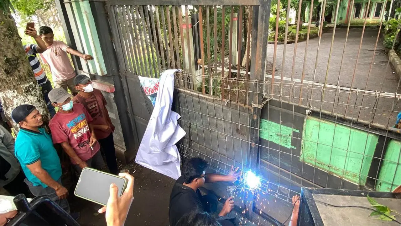 Warga menyegel pintu masuk TPA Tanjungrejo Kudus dengan cara dilas karena keluhan mereka tak kunjung digubris Pemkab Kudus. (Liputan6.com/Arief Pramono)