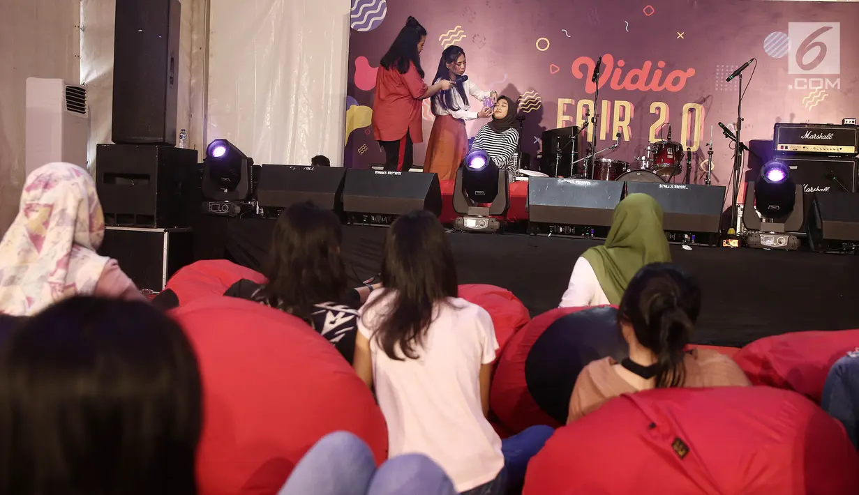 Beauty vlogger, Abel Cantika memberikan tutorial make up pada model saat beauty session selama Vidio Fair 2.0 di Gandaria City, Jakarta, Sabtu (3/11). Para pemain sinetron Anak Langit juga menjumpai penggemar di acara ini. (Liputan6.com/Herman Zakharia)