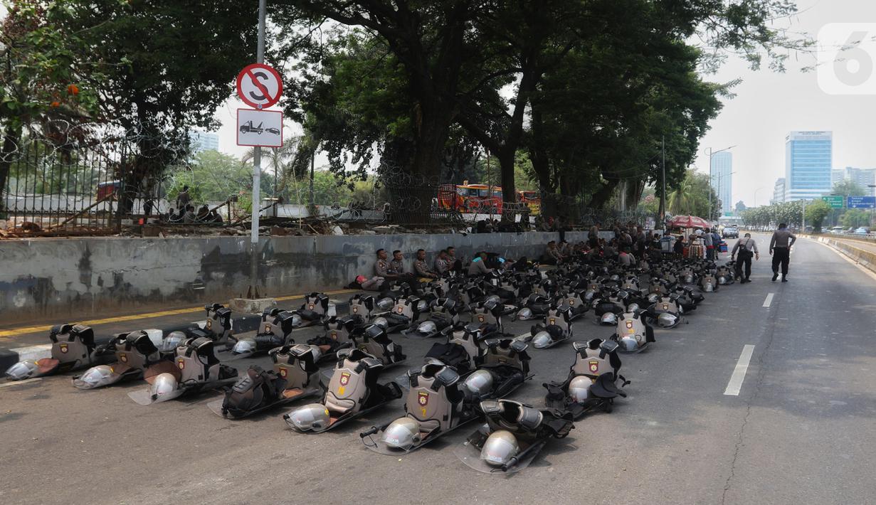 Polisi bersiaga di sekitar Gedung DPR RI, Jakarta, Kamis (17/10/2019). Direktorat Lalu Lintas Polda Metro Jaya kembali menutup sejumlah ruas jalan menuju kawasan Gedung DPR RI jelang pelantikan Presiden dan Wakil Presiden terpilih. (Liputan6.com/JohanTallo)