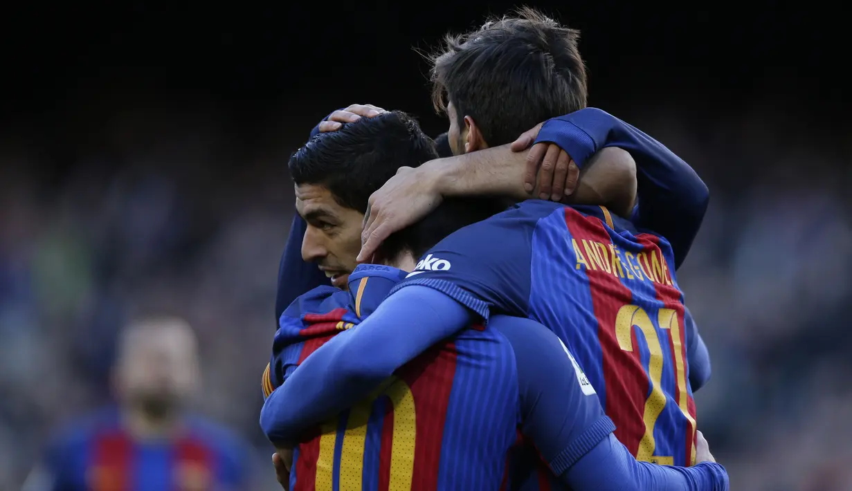 Pemain FC Barcelona, Luis Suarez (tengah) merayakan gol bersama rekan - rekannya saat melawan Las Palmas pada laga La Liga di Camp Nou, Barcelona (14/1/2017). Barcelona menang 5-0. (AP/Manu Fernandez)
