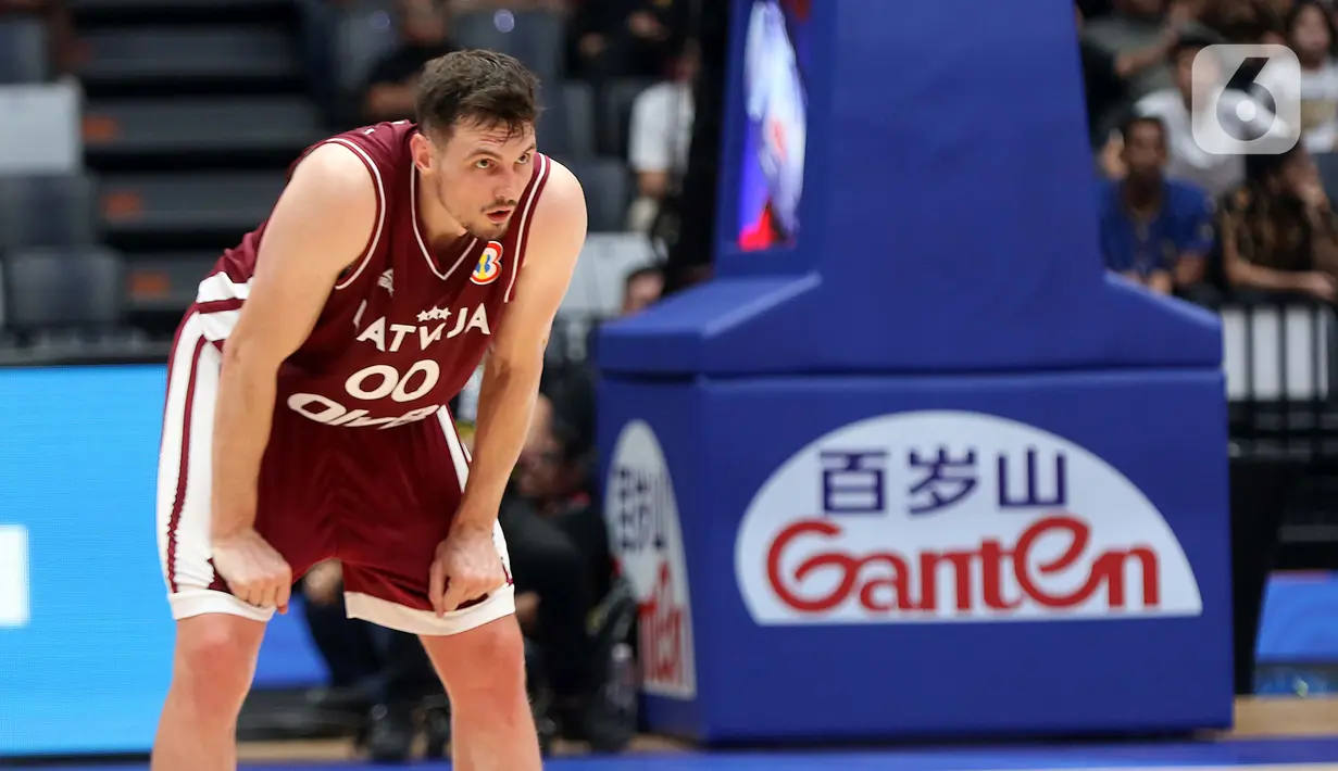 Pemain timnas basket Latvia, Rodions Kurucs saat melawan Kanada pada laga terakhir penyisihan Grup H FIBA World Cup 2023 di Indonesia Arena, Gelora Bung Karno, Jakarta, Selasa (29/8/2023). (Liputan6.com/Helmi Fithriansyah)
