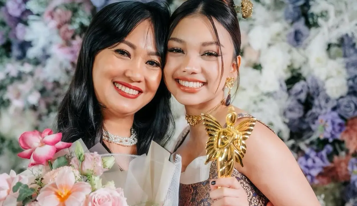 Unggahan tersebut mendapat banyak pujian dari warganet.  Tidak sedikit mereka menyebut ibu dan anak itu seperti kakak dan adik. [Instagram/riafinola]