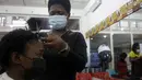 Penata rambut, memakai masker menata rambut pelanggan di dalam salon di Lagos, Nigeria, Rabu (26/5/2021). Salon tersebut menerapkan protokol kesehatan untuk para penata rambutnya saat melayani pelanggan untuk menghindari penyebaran virus Covid-19. (AP Photo/Sunday Alamba)