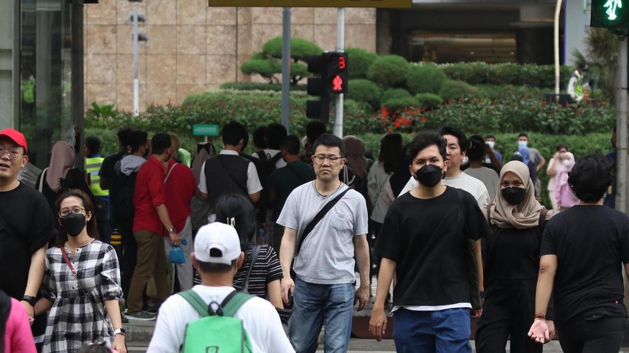 Pemerintah Indonesia akhirnya mencabut kebijakan wajib menggunakan masker bagi masyarakat di tempat umum.
