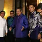 Bakal capres Prabowo Subianto (kiri) bersama bakal cawapres Sandiaga Uno (kanan) disambut Ketum Partai Demokrat Susilo Bambang Yudhoyono (SBY) dan Agus Harimurti Yudhoyono di kediamannya di Jakarta, Rabu (12/9). (Merdeka.com/Imam Buhori)