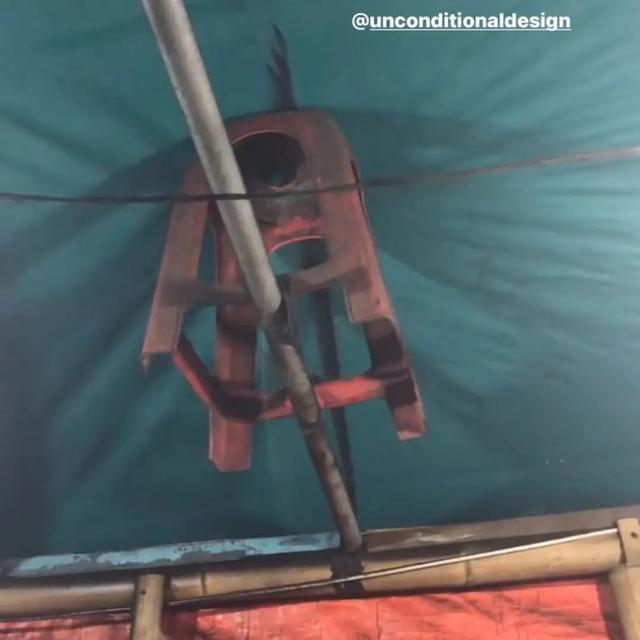 6 Alih Fungsi Kursi Plastik Ini Bikin Tepuk Jidat, dari