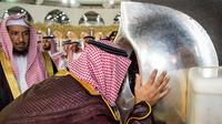 Putra Mahkota Arab Saudi Mohammed bin Salman mencium Hajar Aswad saat meninjau Masjidil Haram di Mekah, Arab Saudi, Selasa (12/2). Perluasan Masjidil Haram dilakukan untuk mewujudkan Visi Arab Saudi 2030. (BANDAR AL-JALOUD/SAUDI ROYAL PALACE/AFP)