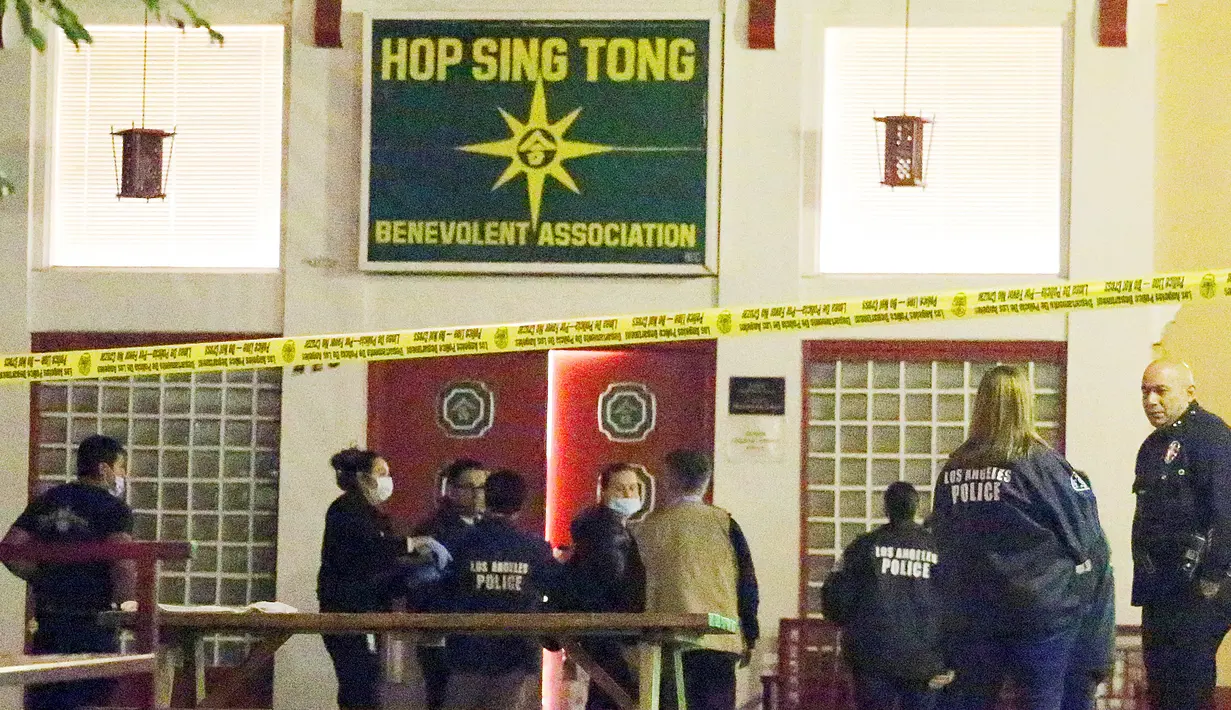Polisi melakukan penyelidikan kasus penikaman yang menewaskan dua orang di Chinatwown, Los Angeles, AS (26/1). Menurut petugas setempat korban ditikam saay bermain mahjong di sebuah temapt yang bernama Hop Sing Tong. (AP Photo / Reed Saxon)