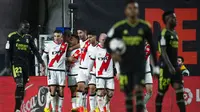 Pemain Rayo Vallecano merayakan gol yang dicetak oleh Alvaro Garcia ke gawang Real Madrid dalam lanjutan La Liga 2022/2023, Selasa (8/11/2022) dini hari WIB. (AP Photo/Manu Fernandez)