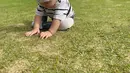Nadine kenalkan anak dengan rumput [Instagram/nadinelist]
