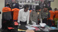 Para pelaku kejahatan dan barang bukti dibawa ke Polres Batu, Jawa Timur (Zainul Arifin/Liputan6.com)