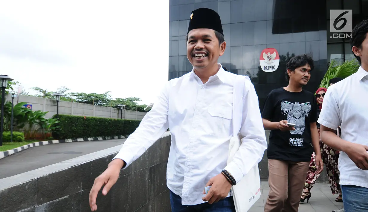 Bupati Purwakarta Dedi Mulyadi meninggalkan Gedung KPK di Jakarta, Selasa (7/11). Dedi mengaku, kedatangannya untuk menemui Deputi Pencegahan KPK Pahala Nainggolan guna membahas tindakan-tindakan pencegahan korupsi. (Liputan6.com/Helmi Fithriansyah)