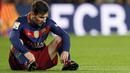 Pemain Barcelona, Lionel Messi tertunduk setelah dijegal pemain Espanyol pada laga 16 besar Copa del Rey di Stadion Camp Nou, Barcelona, Kamis (7/1/2016) dini hari WIB.  (REUTERS/Albert Gea)