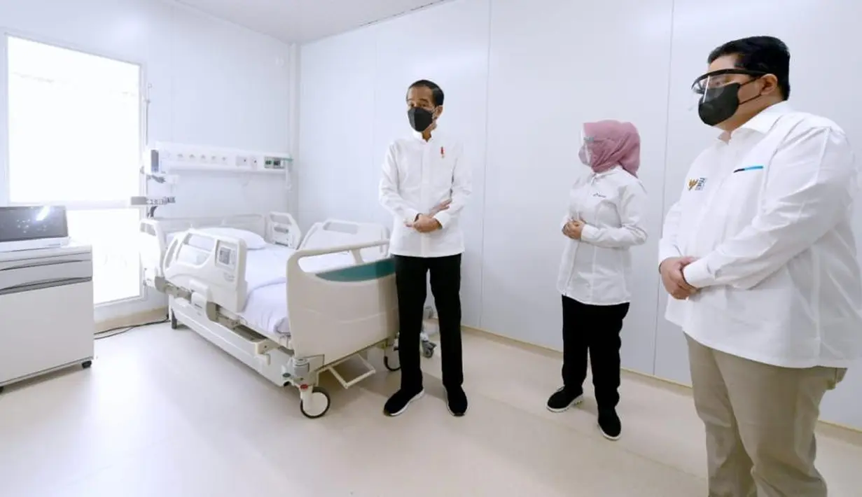 Presiden Joko Widodo didampingi oleh Menteri BUMN Erick Thohir dan Direktur Utama Pertamina Nicke Widyawati melihat sejumlah fasilitas saat meresmikan Rumah Sakit (RS) Modular Pertamina yang berlokasi di Tanjung Duren, Jakarta, pada Jumat (6/8/2021). (Dok. Biro Pers Sekretariat Presiden)