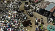 Orang-orang yang menjual barang daur ulang berkumpul di tempat pengumpulan di pinggiran kota Buenos Aires, Argentina, Selasa (14/12/2021). Menurut biro statistik nasional INDEC, angka kemiskinan mencapai 40,6 persen pada paruh pertama tahun 2021. (AP Photo/Rodrigo Abd)